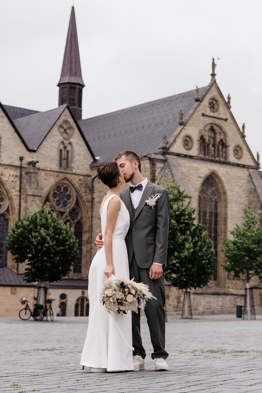 Brautpaar vor Kirche Hochzeitsfotos Rheine
